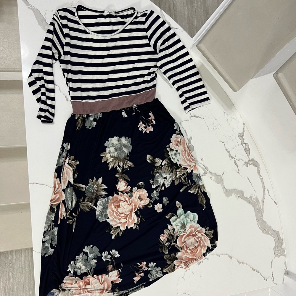 ⭐️ Women’s Boutique Dress size Medium (I believe) super stretchy WITH pockets